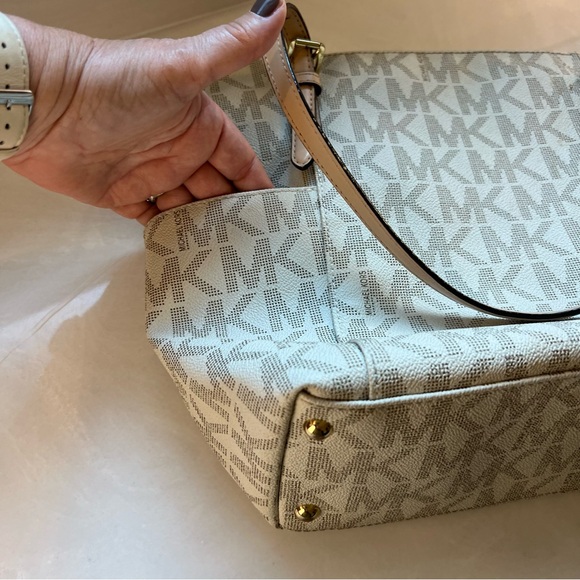 MICHAEL KORS SIGNATURE HANDBAG TOTE NEUTRAL CREAM AN TAN WITH GOLD HARDWARE - Picture 6 of 8